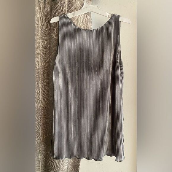 Reformation Gray Metallic Silver Top Pleated Round Neck Sleeveless Sz Médium - Picture 2 of 9